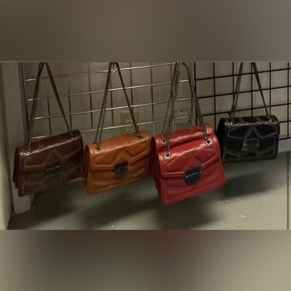 Crossbody with chain orange